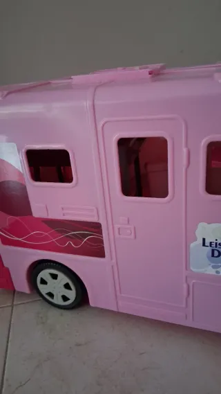 Caravana de muñecas rosa