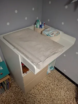 Mueble cambiador con cajones y estantes