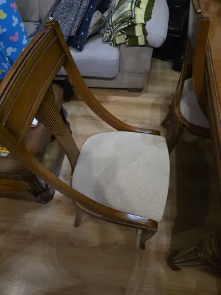 Mesa de comedor de madera y 6 silas