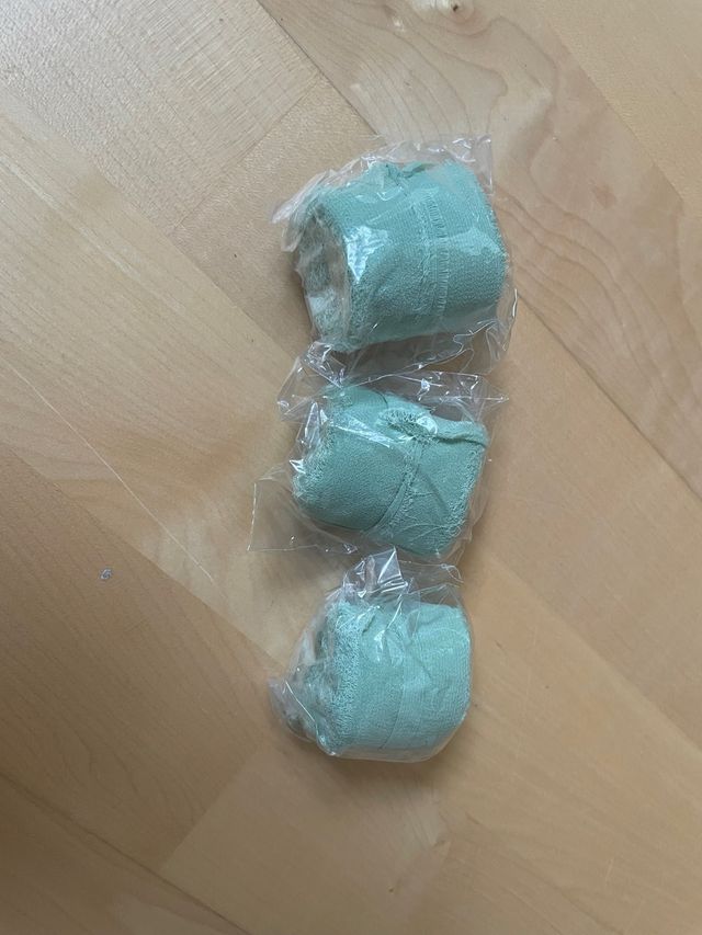 3 cintas verdes con bordes rasgados