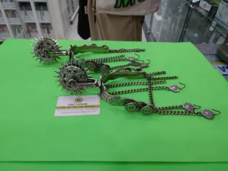 Espuelas antiguas de metal con cadenas