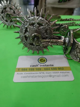 Espuelas antiguas de metal con cadenas