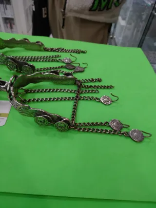 Espuelas antiguas de metal con cadenas