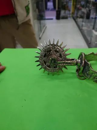 Espuelas antiguas de metal con cadenas