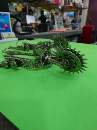 Espuelas antiguas de metal con cadenas