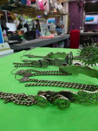 Espuelas antiguas de metal con cadenas