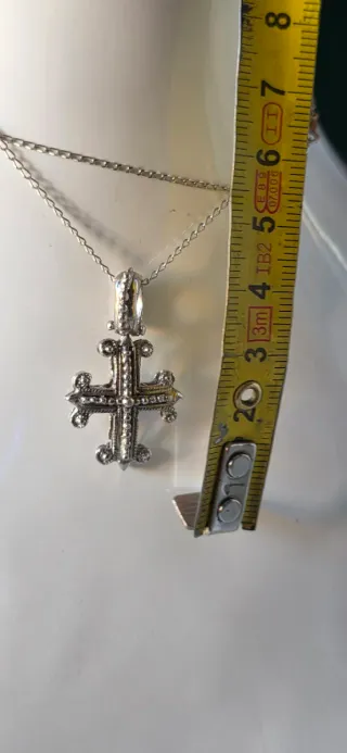 Collar de plata con colgante de cruz