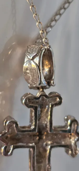 Collar de plata con colgante de cruz