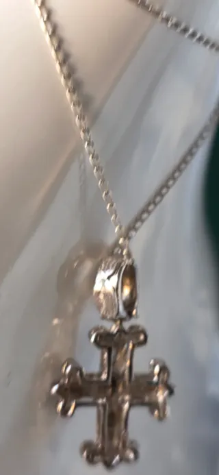 Collar de plata con colgante de cruz