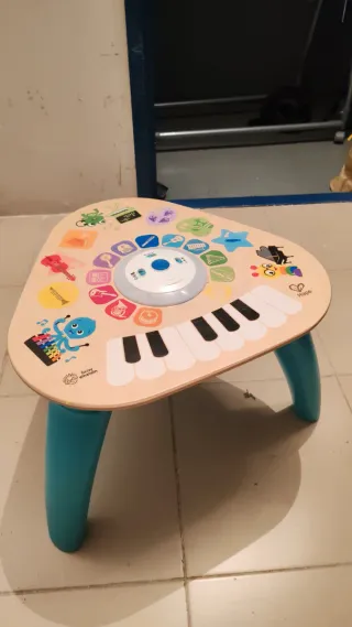 Mesa de juego musical para bebés Hape