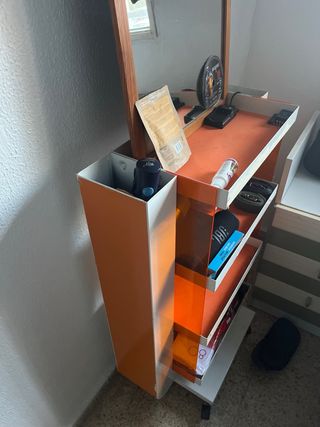 Estantería metálica naranja y blanca