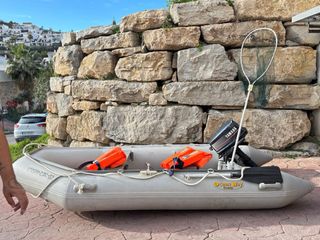 Barca hinchable gris con remos y chalecos