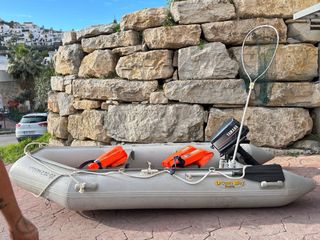 Barca hinchable gris con remos y chalecos