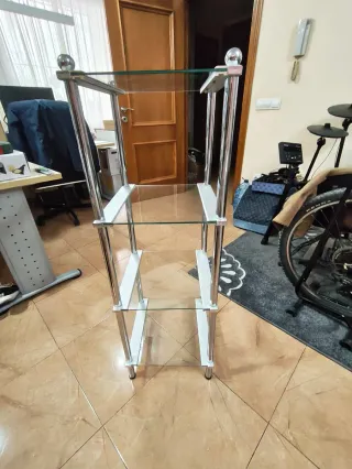 Estantería de cristal y metal plateado