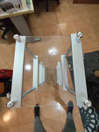 Estantería de cristal y metal plateado