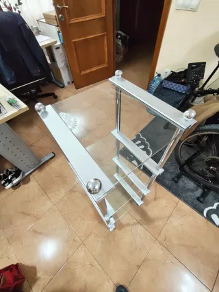 Estantería de cristal y metal plateado