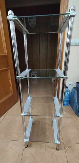 Estantería de cristal y metal plateado