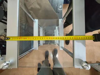 Estantería de cristal y metal plateado