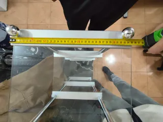 Estantería de cristal y metal plateado