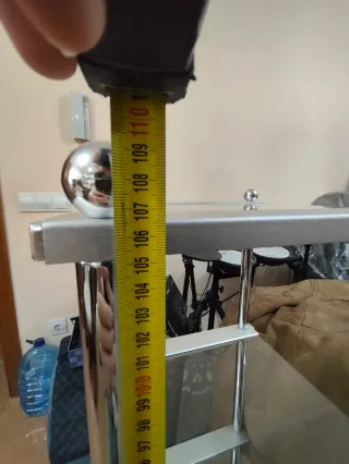 Estantería de cristal y metal plateado