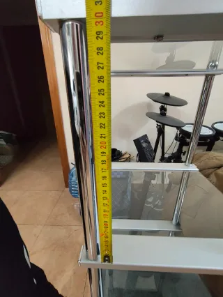 Estantería de cristal y metal plateado