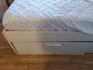 Cama doble con almacenaje