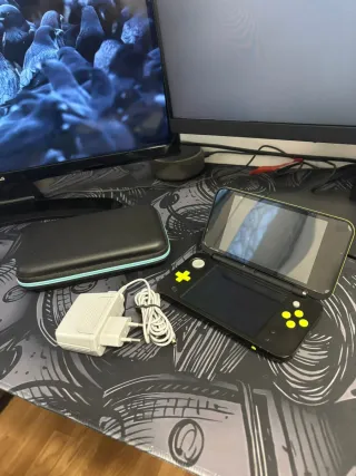 Nuovo Nintendo 2DS Nero e Giallo