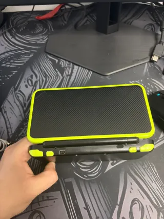 Nuovo Nintendo 2DS Nero e Giallo