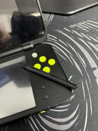 Nuovo Nintendo 2DS Nero e Giallo