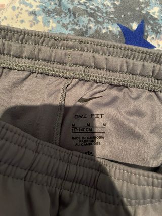 Pantalón Nike gris y negro