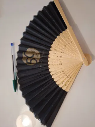 Abanico negro y beige con diseño