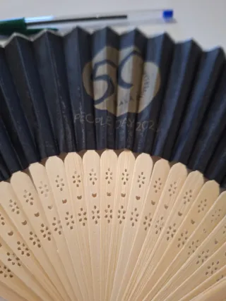 Abanico negro y beige con diseño