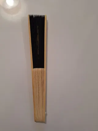 Abanico negro y beige con diseño