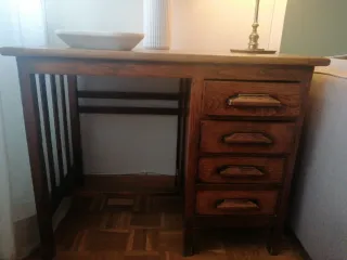 Escritorio antiguo madera maciza.