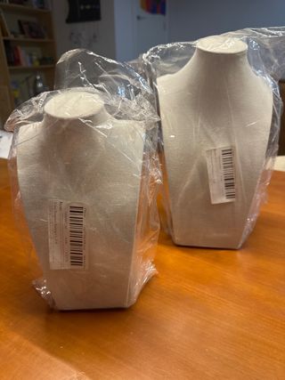 Confezione da 2 espositori per collane beige