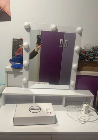 Tocador blanco con luces y cajones