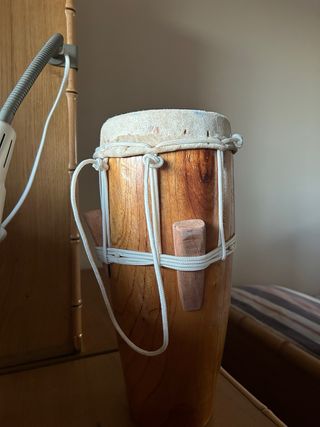 Tamburi da percussione artigianali in legno