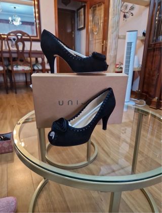 Zapatos de tacón negros con lazo