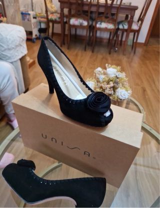 Zapatos de tacón negros con lazo