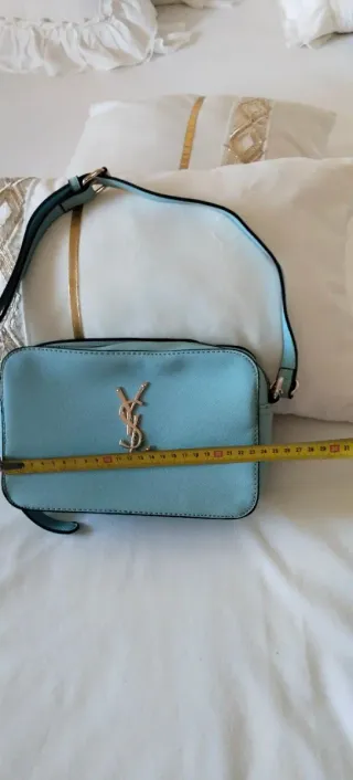 Bolso bandolera azul claro con asa.