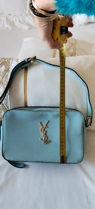 Bolso bandolera azul claro con asa.