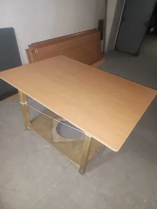 Mesa de salón de madera