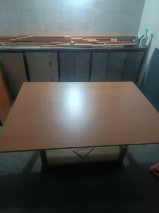 Mesa de salón de madera