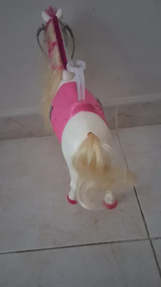 Caballo interactivo Barbie