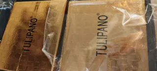 Botas altas negras con hebilla dorada