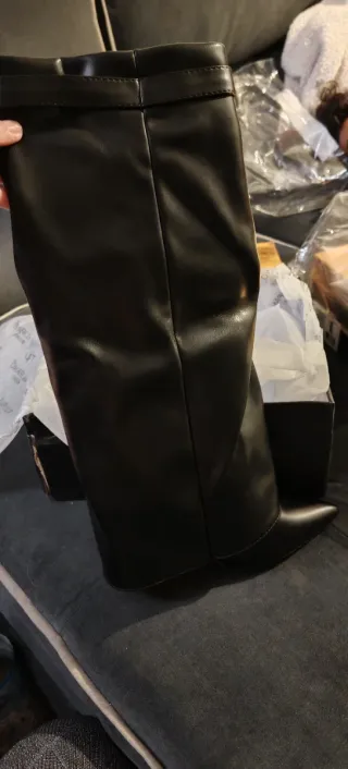 Botas altas negras con hebilla dorada