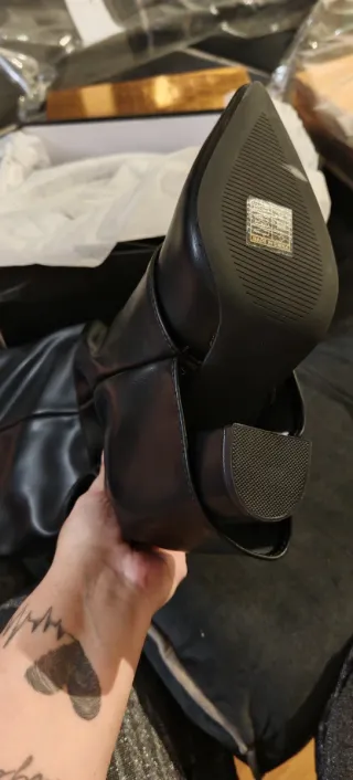 Botas altas negras con hebilla dorada