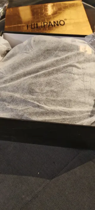 Botas altas negras con hebilla dorada