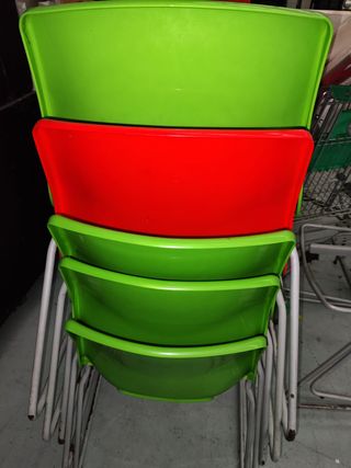 Sillas Ikea SNILLE Plástico Verde y Rojo