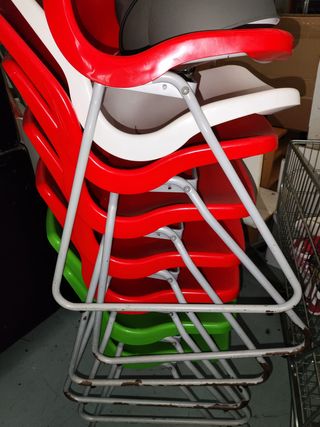 Sillas Ikea SNILLE Plástico Verde y Rojo